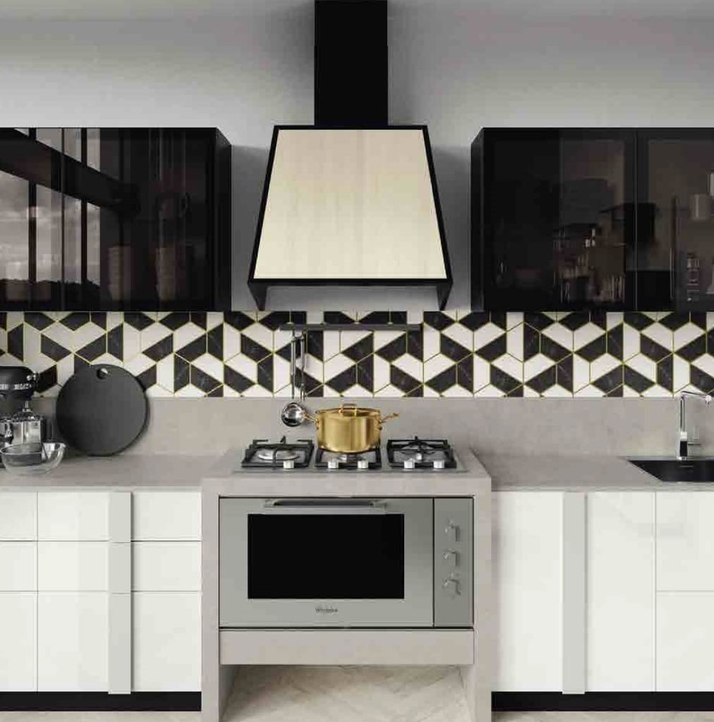 Cucina moderna, con scaffali a muro neri trasparenti, lineamenti molto semplici e lineari.